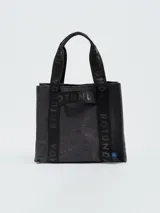 Cartera tipo tote bag color gris oscuro con estampado del logo de la marca en el frente y en las asas.