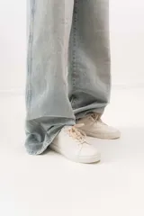 Championes negros de cuero con detalle de estrella plateada y talón plateado.