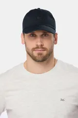 Gorra de béisbol azul marino de lona con visera curva y logo bordado en el frente.