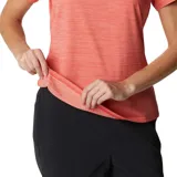 Remera deportiva Columbia color gris con estampado de líneas horizontales y logo de la marca en el pecho.