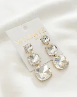 Aros colgantes con tres cristales cuadrados facetados de diferentes tamaños engarzados en metal dorado.