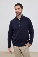 Sweater de punto color azul, con cuello alto y cierre parcial, de manga larga y corte regular.