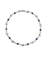 Collar de plata envejecida con eslabones alternados entre estrellas tridimensionales y cuentas redondas engastadas con piedras azules. Incluye cierre de mosquetón.