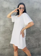 Remerón blanco de tejido ligero con corte holgado y mangas cortas.