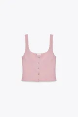 Top color rosado de crepé con escote corazón, tirantes anchos y cierre frontal con botones joya.