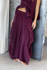 Pollera larga de pana color borgoña, con cintura elástica y bolsillos laterales.