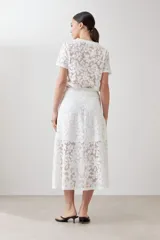 Maxi falda blanca de encaje con forro interior.
