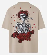 Remera overboxy de algodón color beige con estampa de calavera con rosas y lettering "greatful dead".