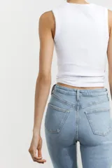 Pantalón de jean blanco, de tiro alto, corte cropped y flare.