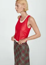 Musculosa roja de tejido de punto fino con cuello redondo y tirantes anchos.