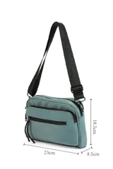 Bandolera color celeste con correa ajustable de cuero vegano y cierre de cremallera.