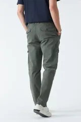 Pantalón cargo color marrón claro, de gabardina, con corte regular, bolsillos laterales y logo bordado.