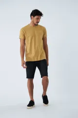 Remera de hombre azul marino, de manga corta, con cuello redondo y logo estampado en el pecho.