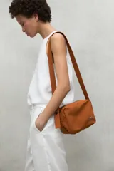 Camisa sin mangas color gris, confeccionada en 80% lino y 20% lino reciclado, con cuello redondo y corte recto.