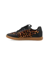 Zapatillas acordonadas doradas de cuero, con suela marrón de goma.