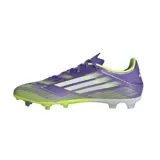 Championes de fútbol Adidas F50 League FG, color violeta con detalles en amarillo y blanco. Presentan ajuste regular, cierre de cordones, parte superior de Fiberskin con estampado Sprintgrid y suela Sprintplate 360 firme/multisuperficie.
