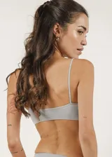 Soutien tipo top de microfibra, sin costuras, sin aro y sin copas.