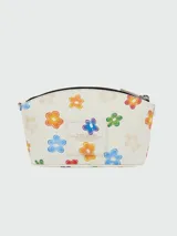 Neceser Marc Jacobs modelo The Wild Daisy Beauty Bag, color blanco con estampado de margaritas de colores y logo de la marca. Tiene cierre superior con cremallera y correa de mano.