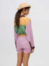 Short boxy de viscosa con estampado de flores, pretina combinada y cordón ajustable. Diseñado en Uruguay.