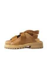 Sandalias marrones con tiras de cuero y suela track.