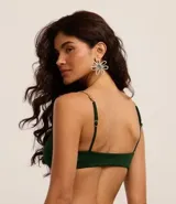 Top de bikini verde oscuro, estilo remera, confeccionado en microfibra texturizada. Cuenta con breteles elásticos ajustables adornados con bambú natural y copas removibles.