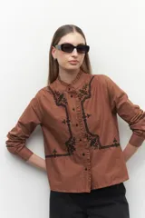 Camisa de manga larga de algodón blanca, con bordado delicado y cuello mao con volados.
