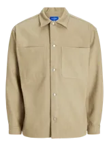 Sobrecamisa color beige de manga larga con cierre de botones, cuello clásico y dos bolsillos de parche en el pecho.
