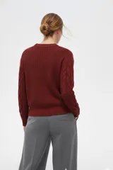 Sweater de poliéster color bordó, con diseño de ochos, corte holgado y cuello a la base.