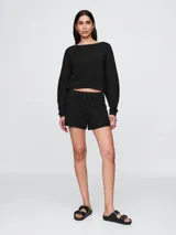 Short de crochet color crudo, con cintura elastizada y cordón ajustable.