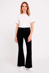 Pantalón de jean negro, de corte oxford y tiro alto.