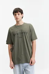 Remera verde militar de manga corta con cuello redondo y estampado frontal con la palabra "Resilience" en letras góticas.