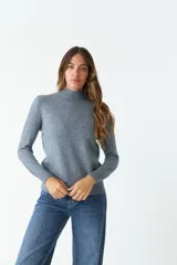 Sweater tejido gris con cuello alto y corte regular.