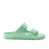 Sandalias Birkenstock modelo Arizona, fabricadas en EVA de color verde menta. Presentan dos tiras ajustables con hebillas y plantilla anatómica.