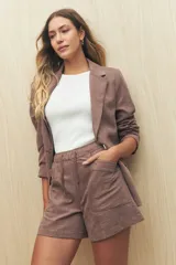 Short color ladrillo, de tiro alto, con elástico en la cintura y cordones ajustables. Cuenta con grandes bolsillos laterales.