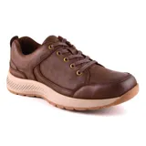 Championes acordonados de cuero color marrón, con suela de goma color beige.