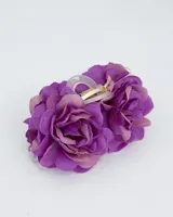 Broche de pelo tipo pinza decorado con dos flores de tela en color violeta.