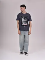 Remera gris oscuro de manga corta con estampa de batería, guitarra y micrófono, con la frase "Long Live Rock and Roll".