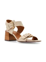 Sandalias de cuero color marrón con hebillas metálicas doradas y taco de madera.