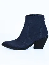 Bota corta azul de gamuza, con punta fina y taco geométrico.