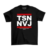 Remera negra de algodón con estampado frontal de letras blancas y rojas que dicen 'TSN NVJ' entre dos líneas rojas horizontales. Debajo, texto pequeño que dice 'STRAIGHT OUTTA TRISTAN NARVAJA EMEXEM'.