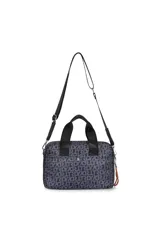 Bandolera negra con estampado de letras en gris, correa larga regulable y doble asa de mano.