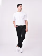 Pantalón jogger negro con cintura elástica ajustable con cordón y tobillos ajustados.