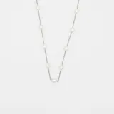 Gargantilla de plata 925 con perlas de río ovaladas engarzadas a lo largo de la cadena.