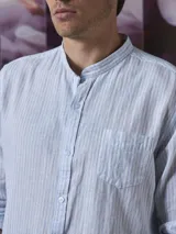 Camisa blanca de lino y algodón con cuello mao y manga larga.