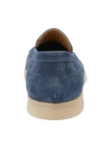 Mocasín azul de cuero italiano con suela color crema.