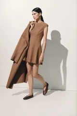 Vestido corto color marrón de sarga levemente elástica con costuras decorativas adelante y atrás. Modelo con cuello redondo, manga japonesa y cierre oculto en la espalda. Cintura entallada y pollera con vuelo.