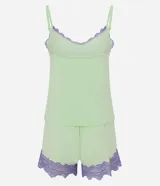 Conjunto de pijama color verde claro, compuesto por un top de breteles finos con escote en V y encaje color lila, y un short con cintura elástica y encaje lila en el ruedo.