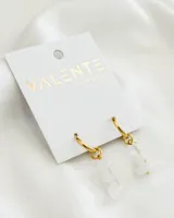 Aros colgantes con argolla dorada y dije de piedra blanca irregular.