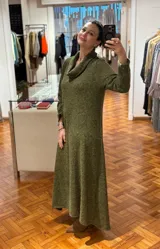 Vestido verde musgo de boucle, con cuello volcado y mangas largas.
