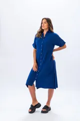 Camisa larga azul de gasa de algodón con botones delanteros y mangas cortas.
